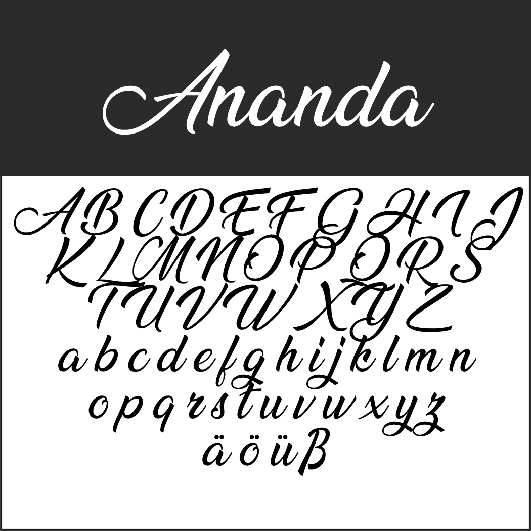 L'élégante police cursive « Ananda », rappelant l'écriture calligraphique, est mise en valeur sur un fond noir et blanc saisissant. Elle comprend des lettres majuscules et minuscules de A à Z, a à z, ainsi que des caractères spéciaux comme ä, ö, ü et ß, dans un style fluide et décoratif.
