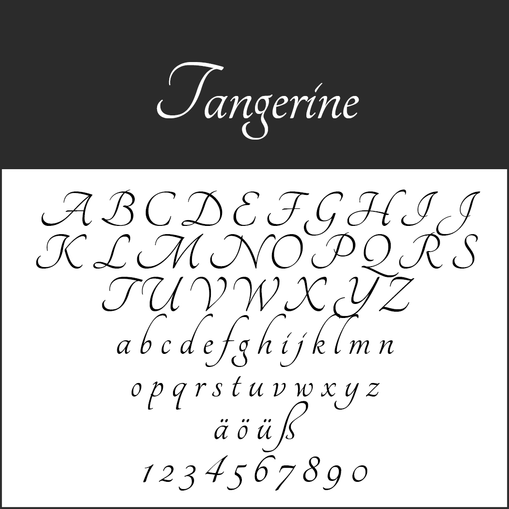 Exemple de police cursive élégante intitulée « Tangerine », utilisant l'écriture calligraphique. Elle met en valeur les majuscules et les minuscules, les caractères accentués (ä, ö, ü, ß) et les chiffres de 0 à 9 dans un style calligraphique élégant.