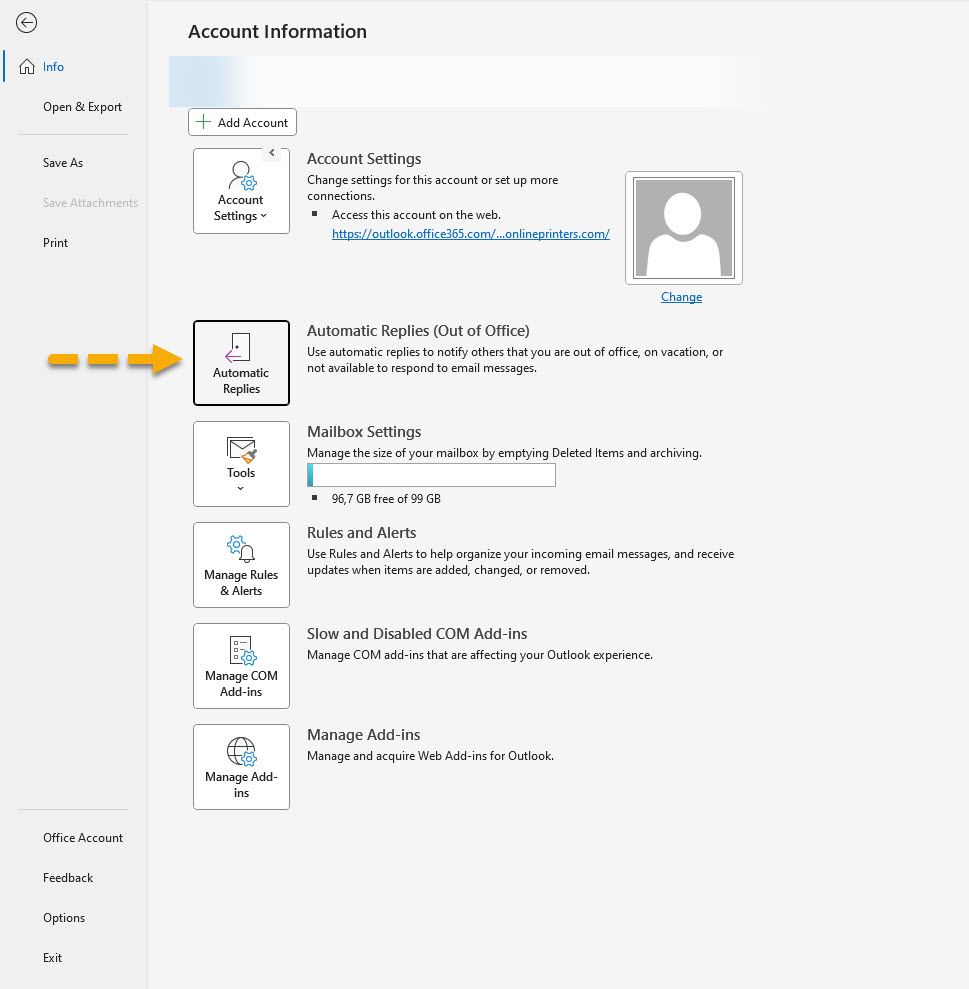 Capture d'écran d'une page d'informations sur un compte de messagerie dans Outlook, affichant des options telles que les Paramètres du compte, les Paramètres de la boîte aux lettres, ainsi que les Règles et alertes. Une flèche met en évidence l'onglet « Réponses automatiques », idéal pour configurer votre note d'absence. Les options « Gérer les compléments COM » et « Gérer les compléments » sont également visibles.