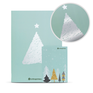 Carte de vœux vert menthe représentant un sapin de Noël en feuille d'argent surmonté d'une étoile. Un encart détaillé met en valeur la texture brillante. La carte plus petite ci-dessous présente des sapins multicolores et de subtils flocons de neige.