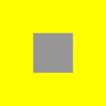 Un petit carré gris centré sur un fond jaune vif.
